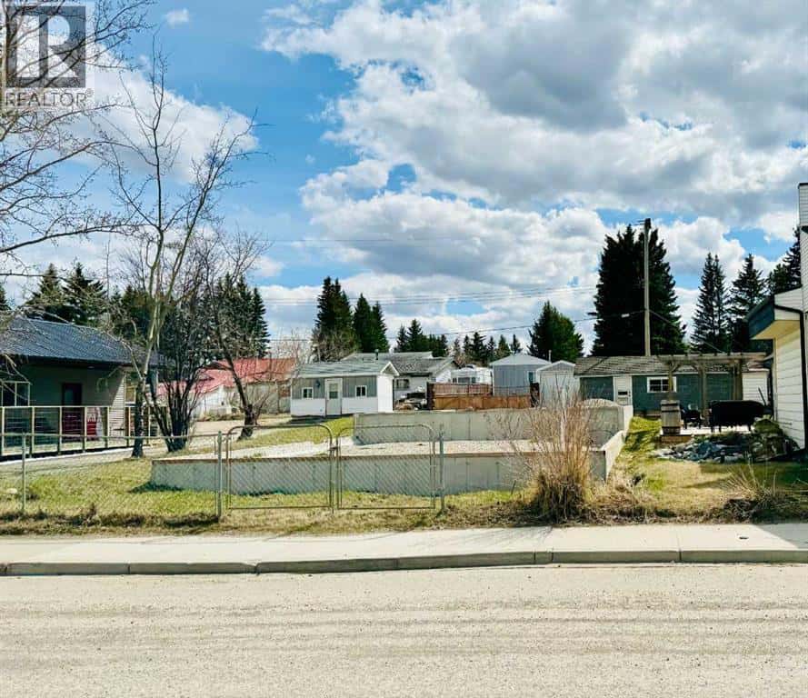 5135 50 Avenue — Caroline, Alberta - Photo 2 of 9