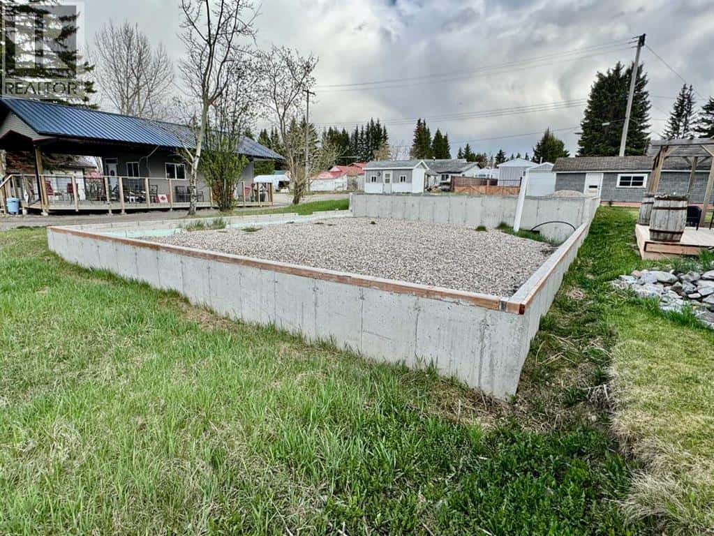 5135 50 Avenue — Caroline, Alberta - Photo 4 of 9