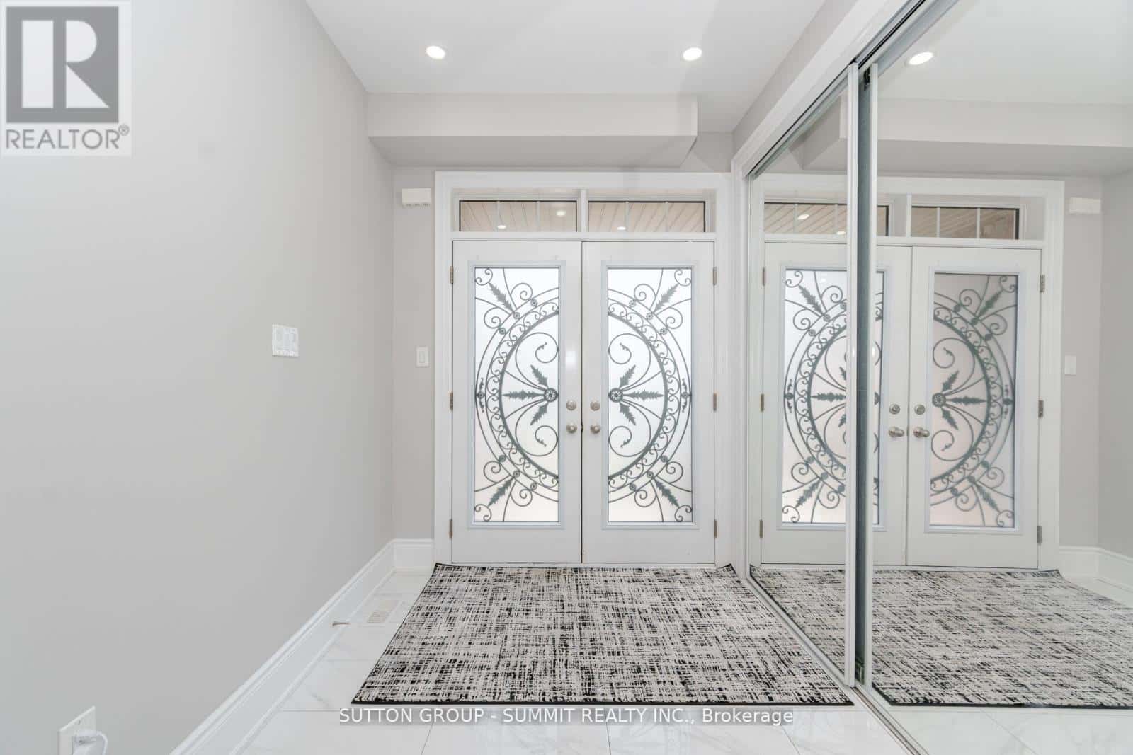 16 WESTMINSTER CIRCLE — Barrie (Innis-Shore), Ontario - Photo 4 of 38