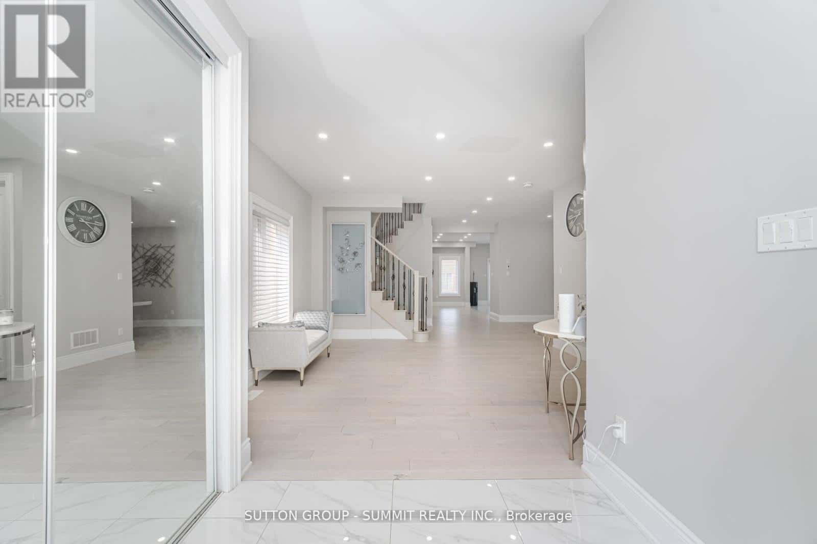 16 WESTMINSTER CIRCLE — Barrie (Innis-Shore), Ontario - Photo 5 of 38