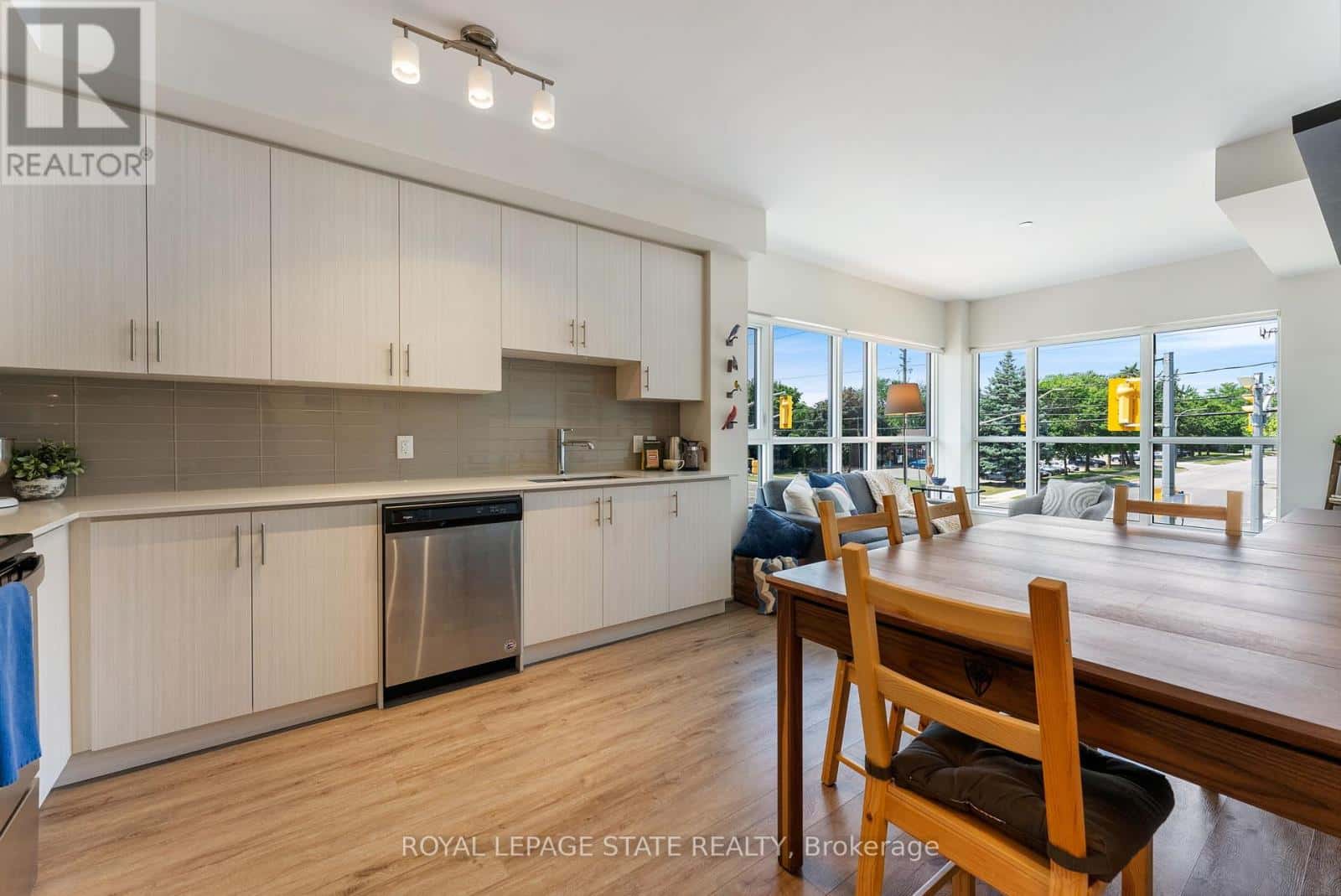 202 - 340 PLAINS ROAD E — Burlington (LaSalle), Ontario - Photo 5 of 27