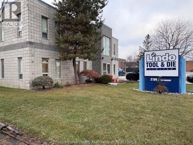 2105 ASTOR CRESCENT — Tecumseh, Ontario - Photo 2 of 13