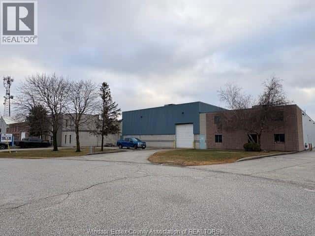 2105 ASTOR CRESCENT — Tecumseh, Ontario - Photo 3 of 13