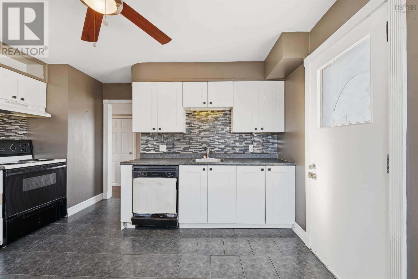 3 George Street — Bedford, Nova Scotia - Photo 4 of 39