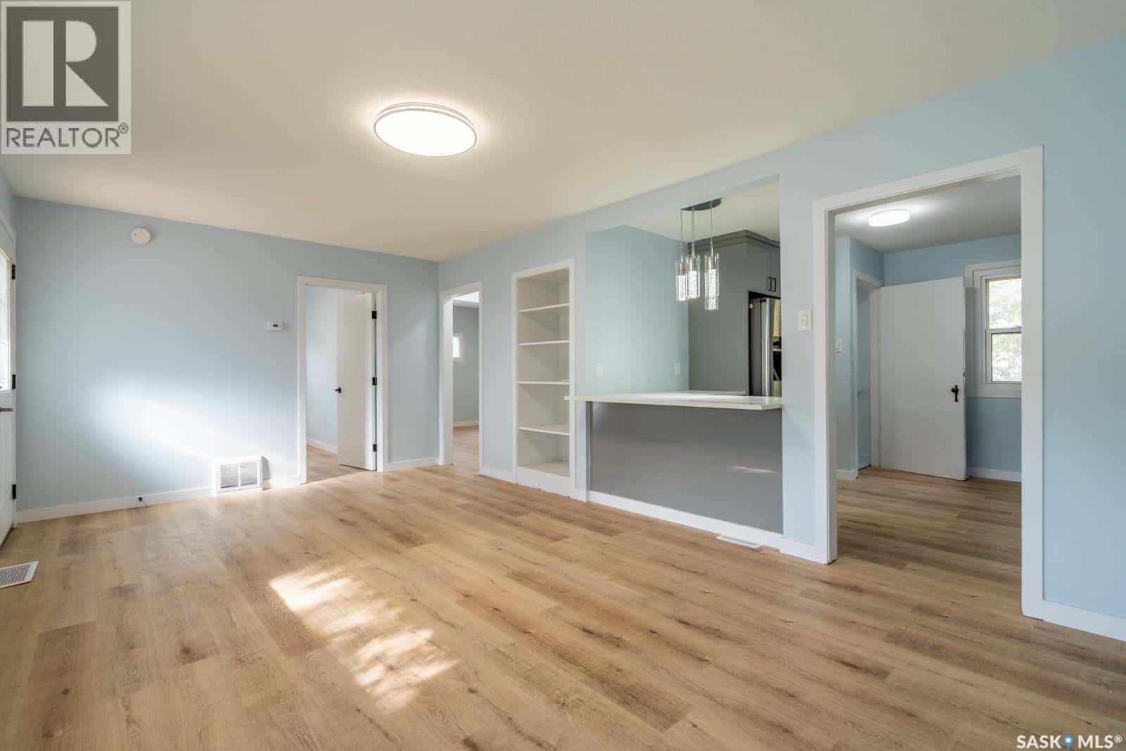 801 ARGYLE STREET — Regina, Saskatchewan - Photo 2 of 24