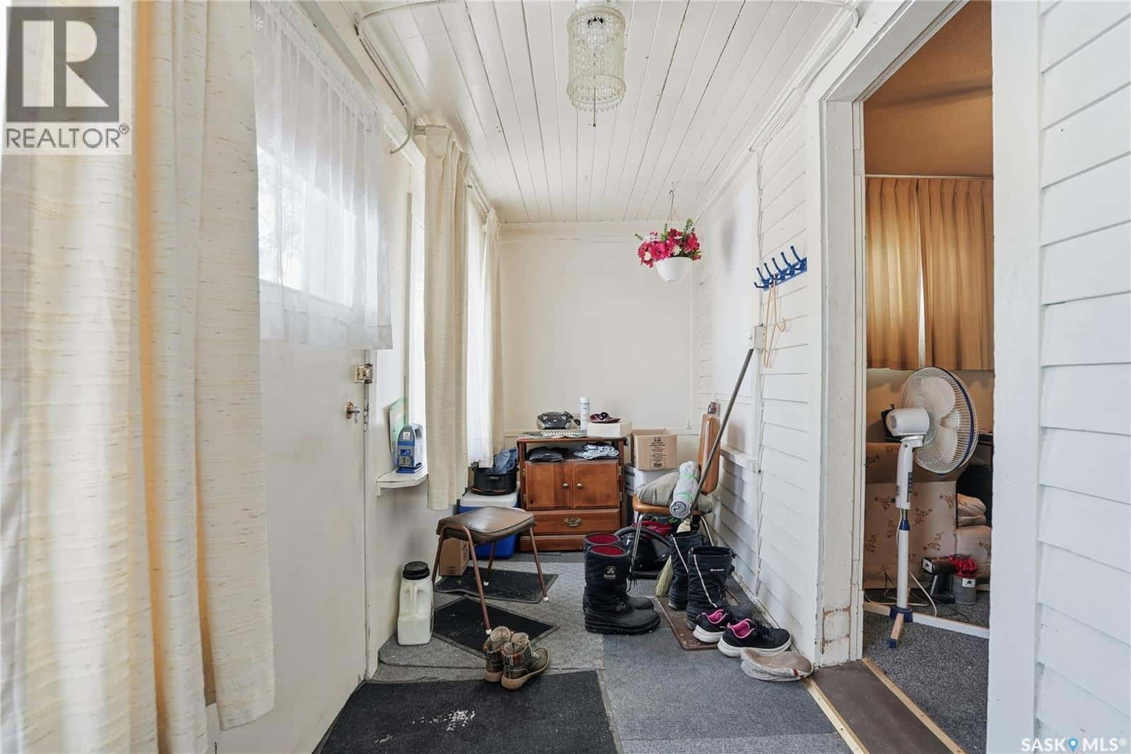 129 K AVENUE S — Saskatoon, Saskatchewan - Photo 3 of 31