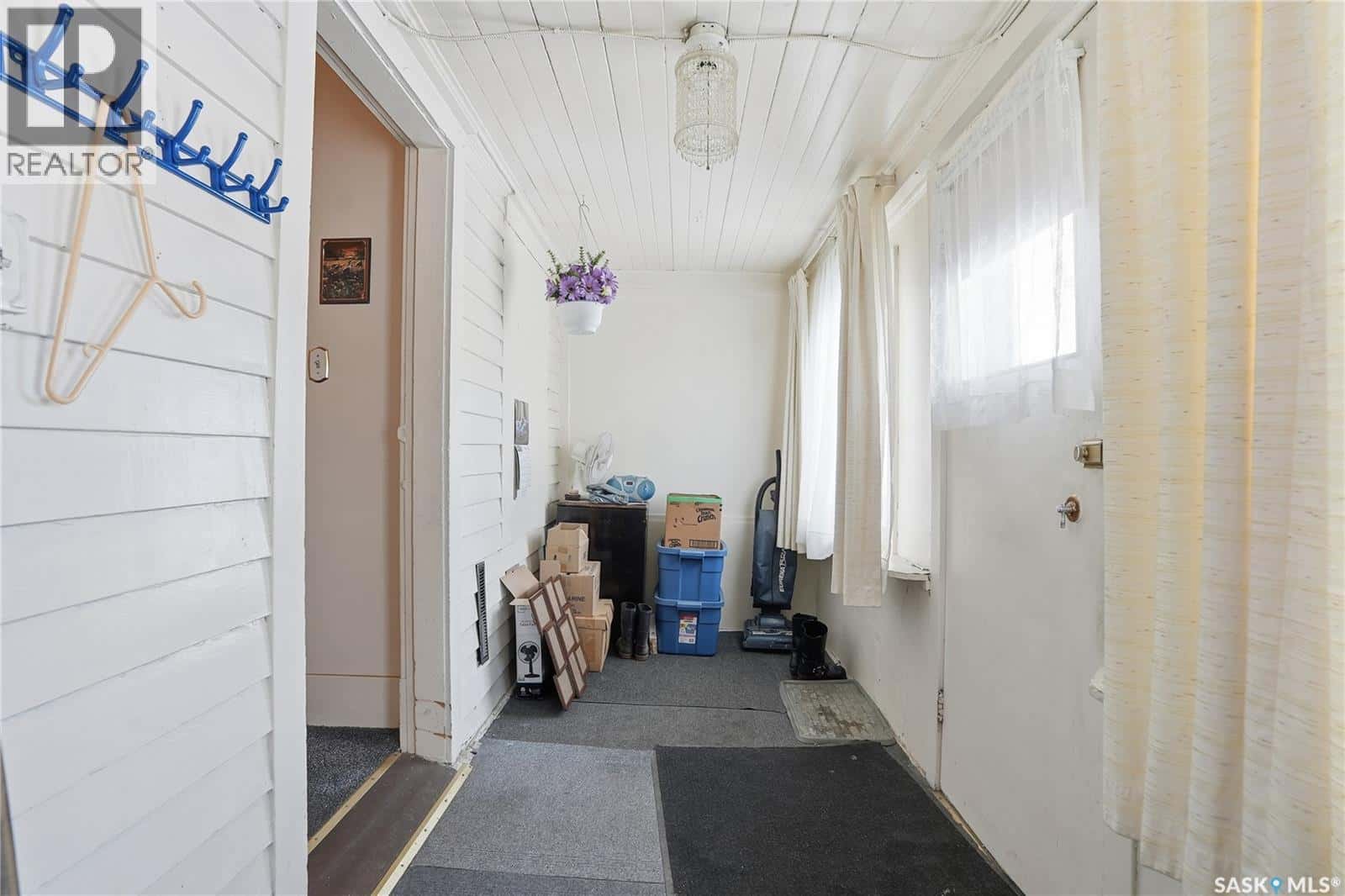 129 K AVENUE S — Saskatoon, Saskatchewan - Photo 4 of 31