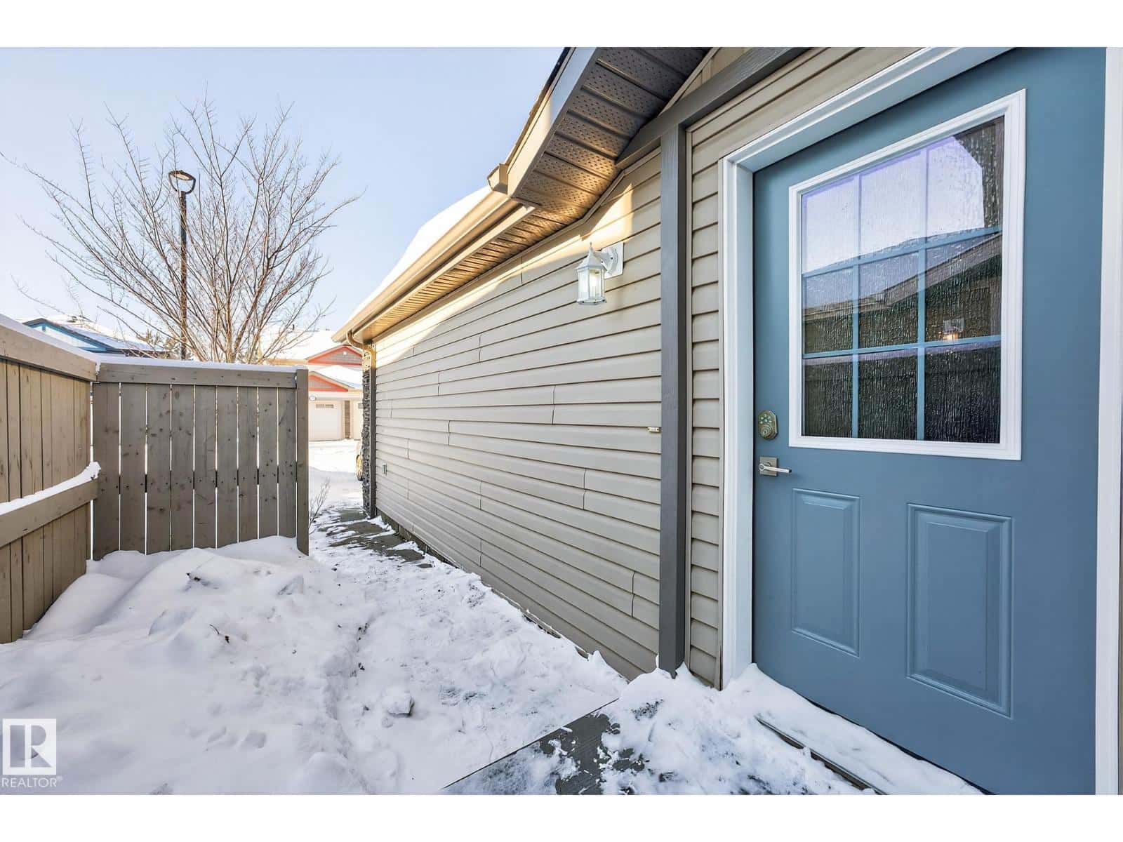 #19 6520 2 AV SW — Edmonton, Alberta - Photo 3 of 37