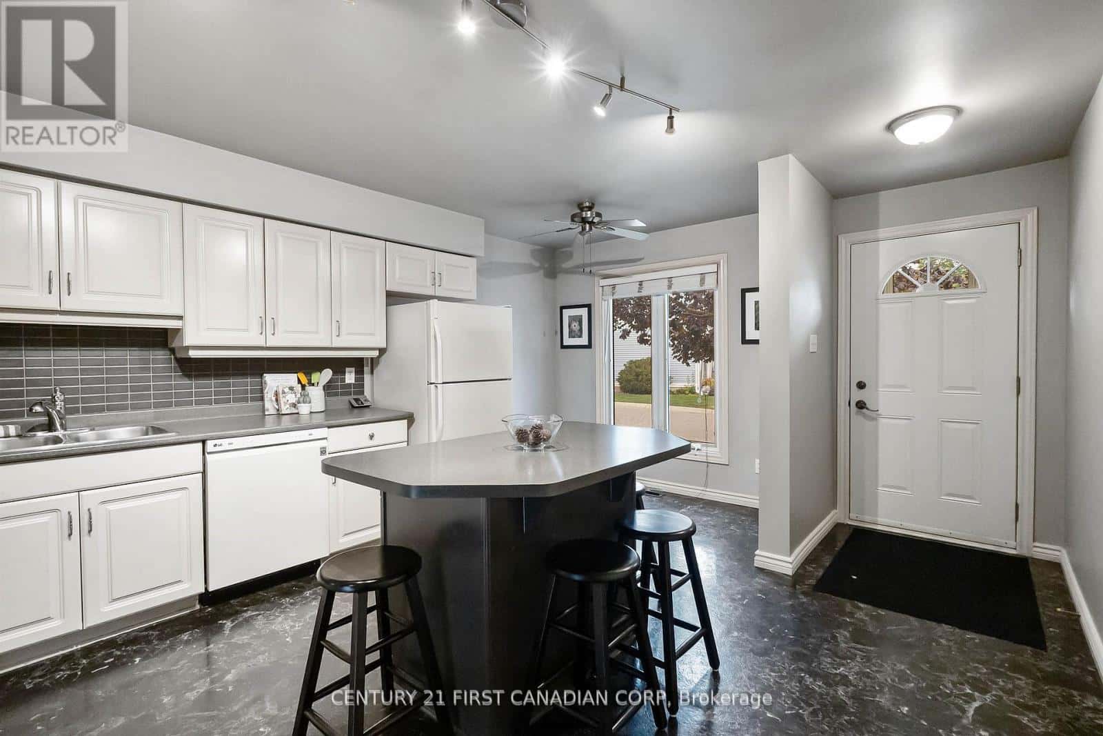 85 - 120 CENTRE STREET — London South (South E), Ontario - Photo 5 of 29