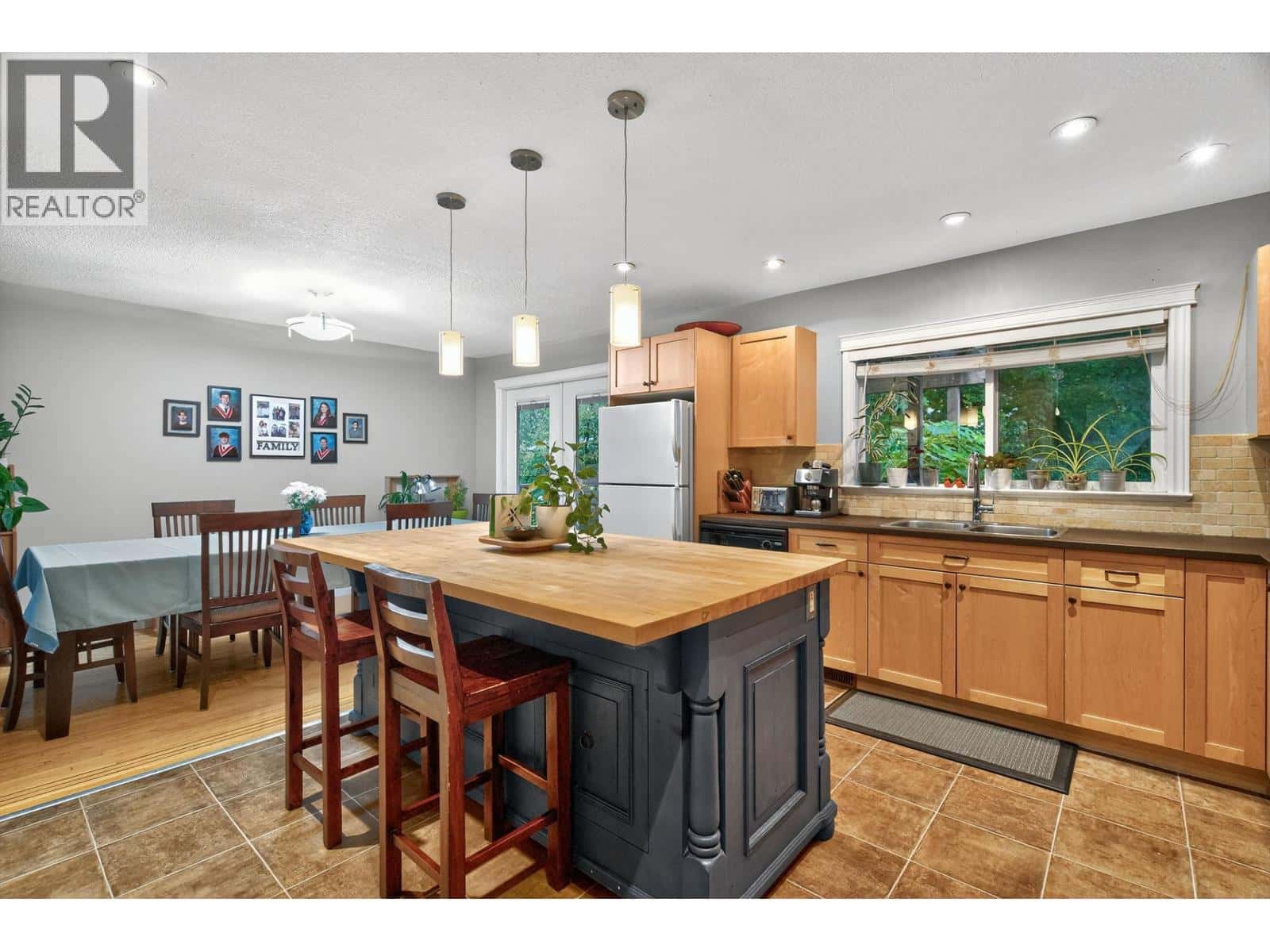 1252 ELLIS DRIVE — Port Coquitlam, British Columbia - Photo 4 of 29