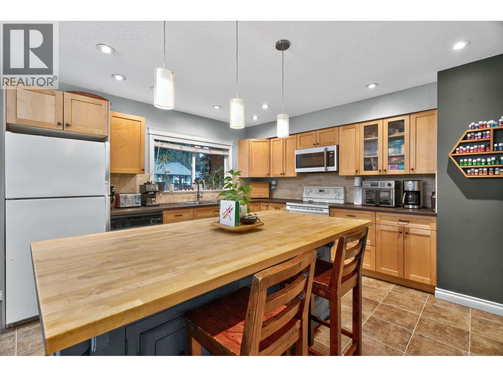 1252 ELLIS DRIVE — Port Coquitlam, British Columbia - Photo 5 of 29