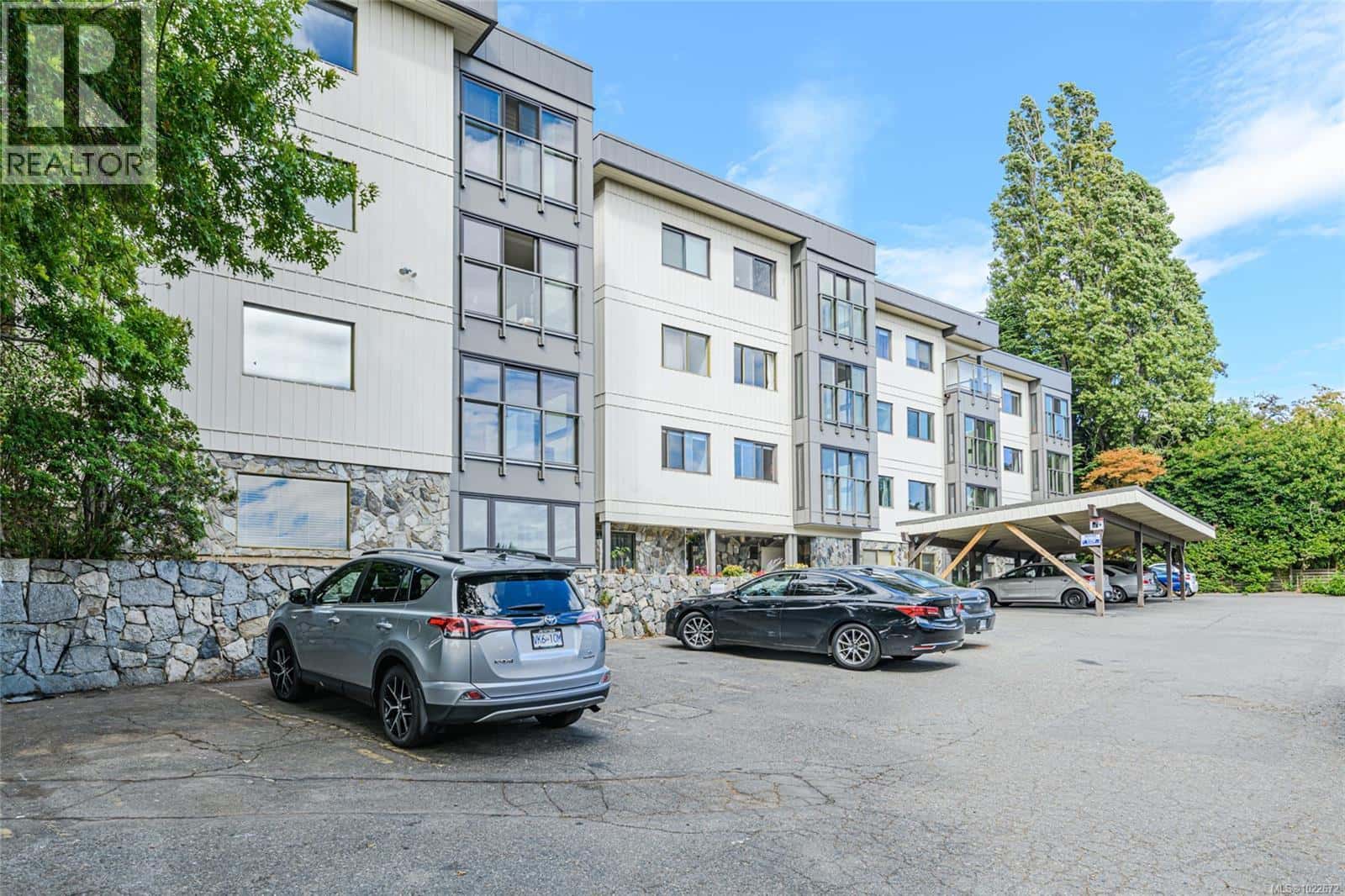 201 1875 Lansdowne Rd — Saanich, British Columbia - Photo 2 of 40