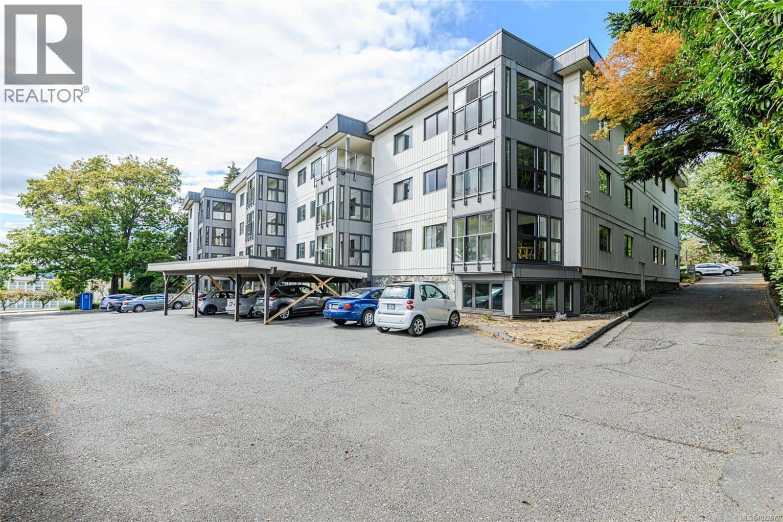 201 1875 Lansdowne Rd — Saanich, British Columbia - Photo 3 of 40