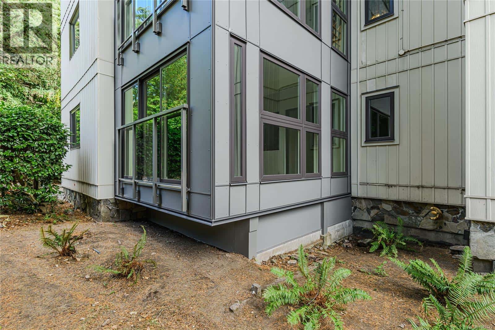 201 1875 Lansdowne Rd — Saanich, British Columbia - Photo 4 of 40