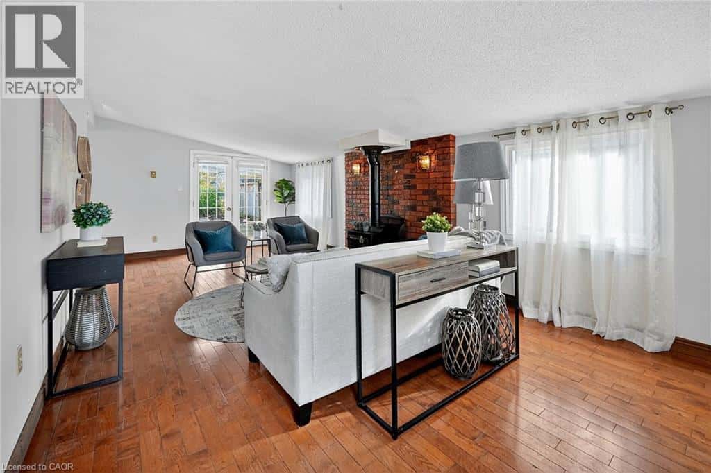 15 GRAND Avenue — Grimsby, Ontario - Photo 5 of 30