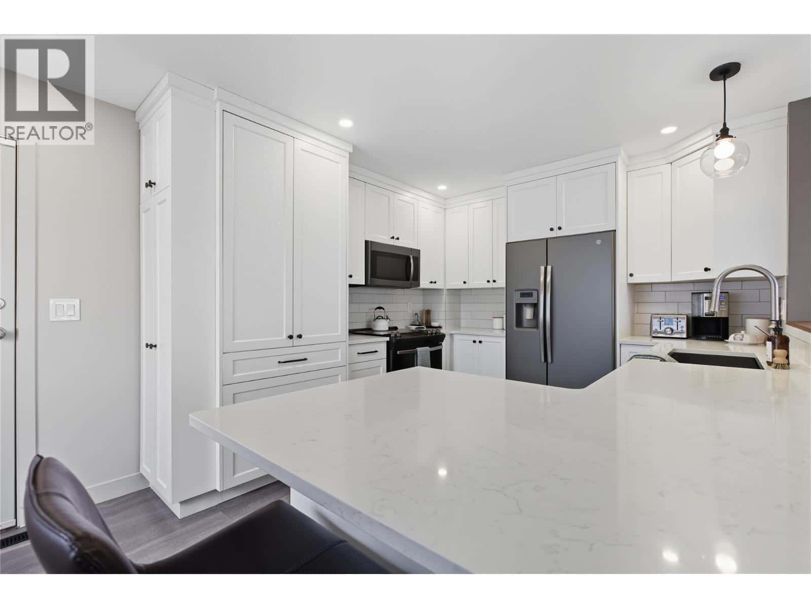 2439 DRUMMOND Court — Kamloops, British Columbia - Photo 4 of 37