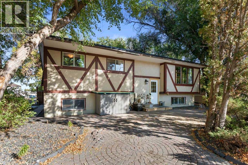 8 Cypress Way SE — Medicine Hat, Alberta - Photo 2 of 36