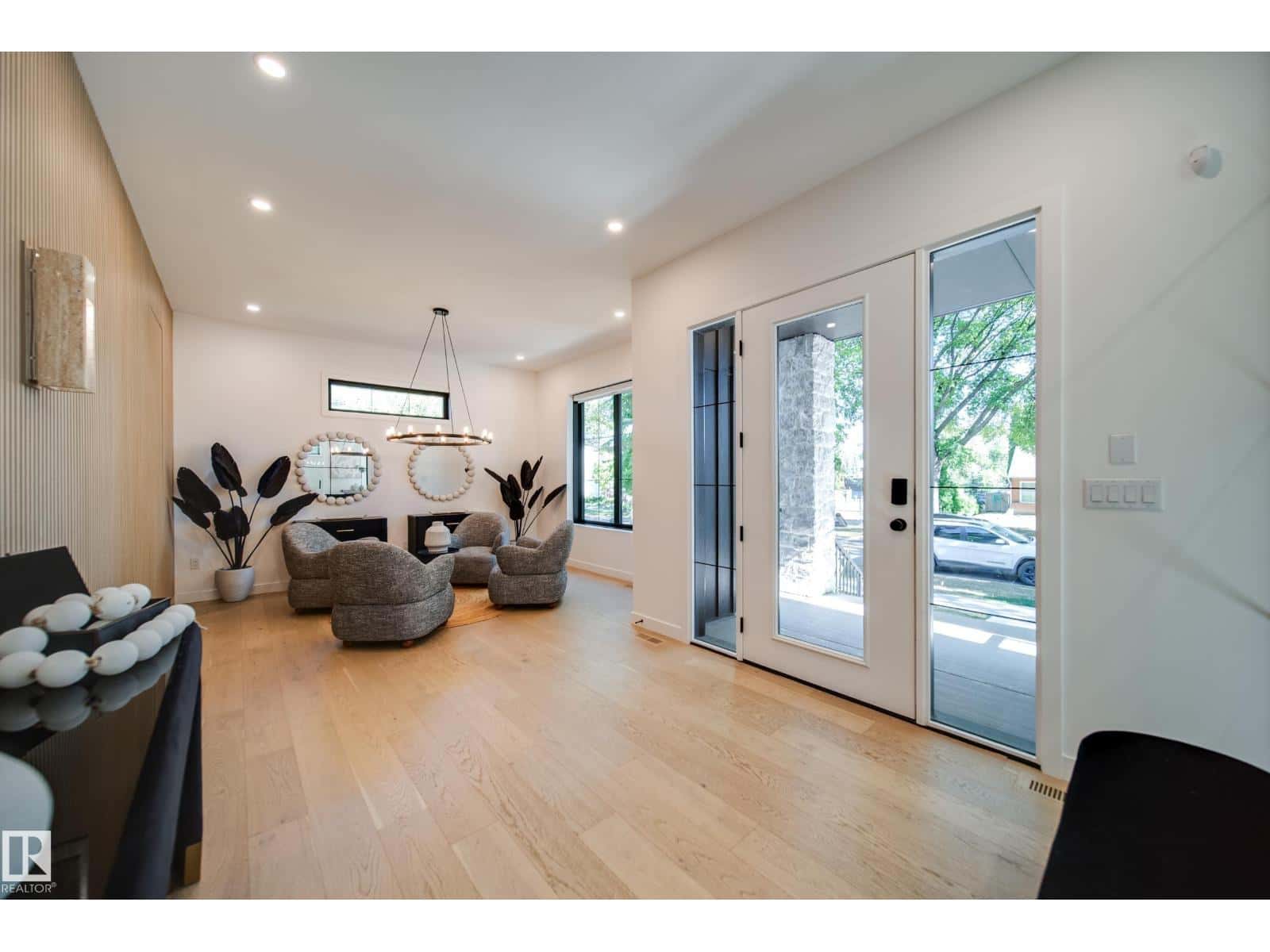 10522 134 ST NW — Edmonton, Alberta - Photo 4 of 60