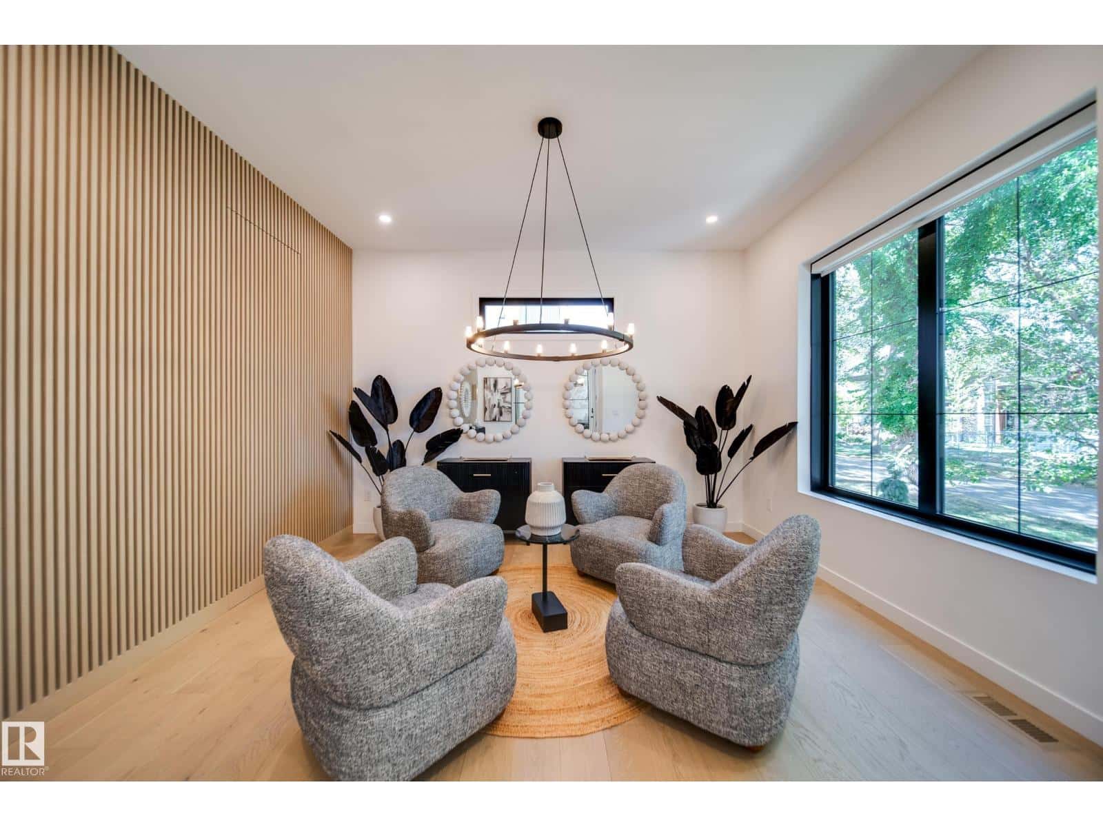 10522 134 ST NW — Edmonton, Alberta - Photo 5 of 60