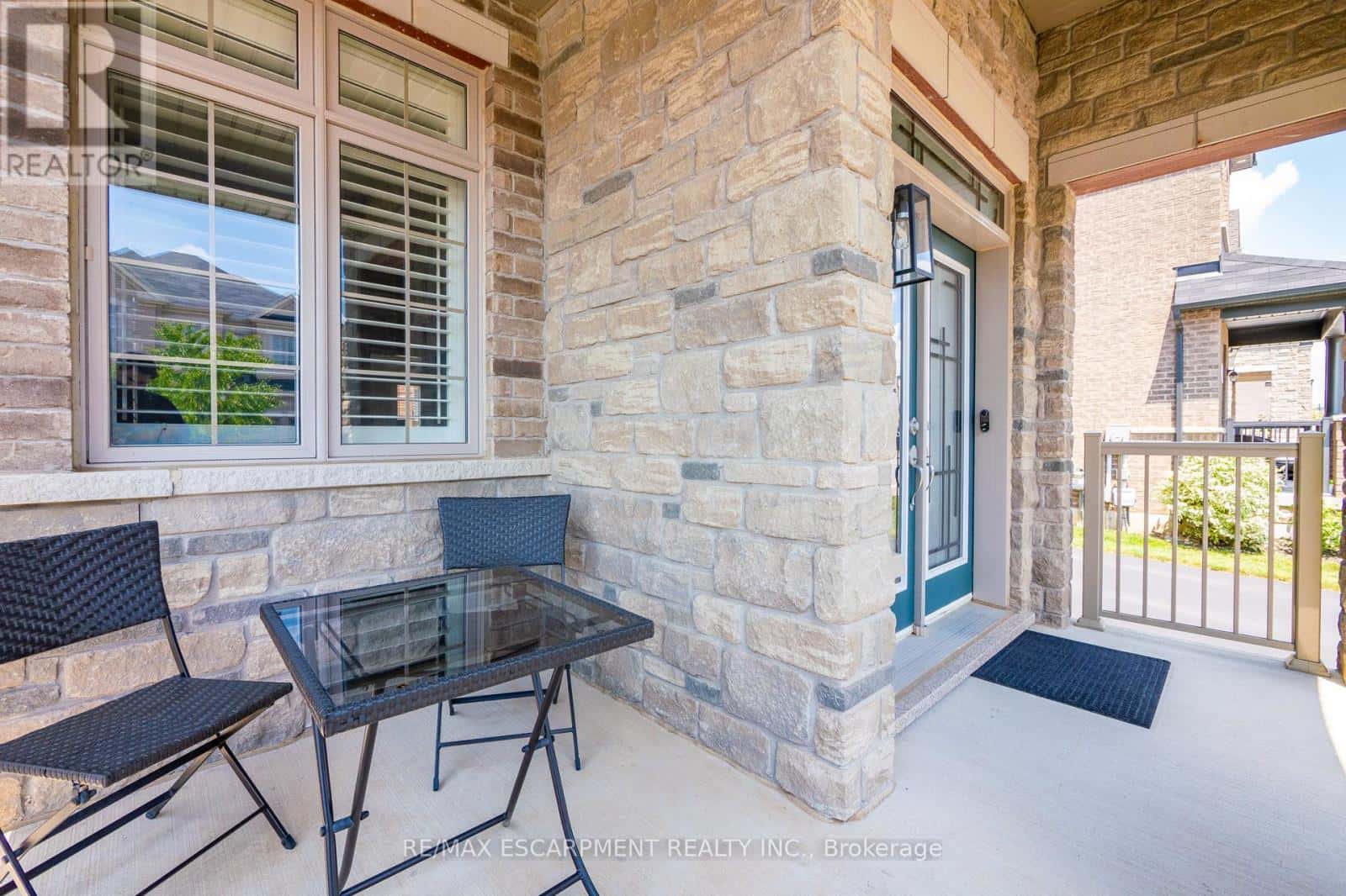 107 AVANTI CRESCENT — Hamilton (Waterdown), Ontario - Photo 3 of 43