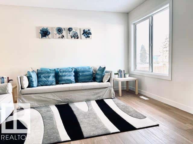 4845 115 AV NW — Edmonton, Alberta - Photo 4 of 42