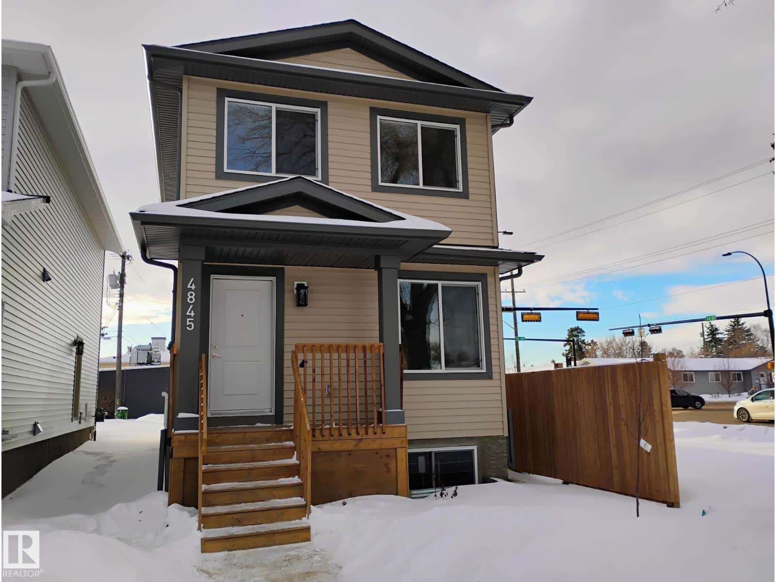 4845 115 AV NW — Edmonton, Alberta - Photo 2 of 42