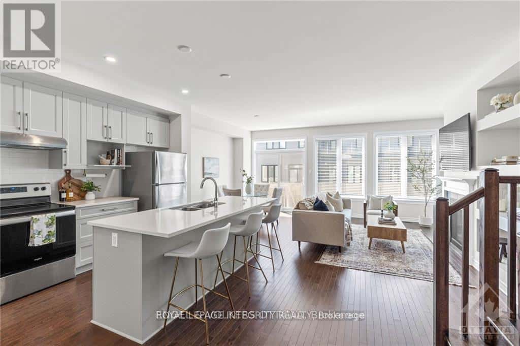 165 ANGELONIA CRESCENT — Ottawa, Ontario - Photo 3 of 20