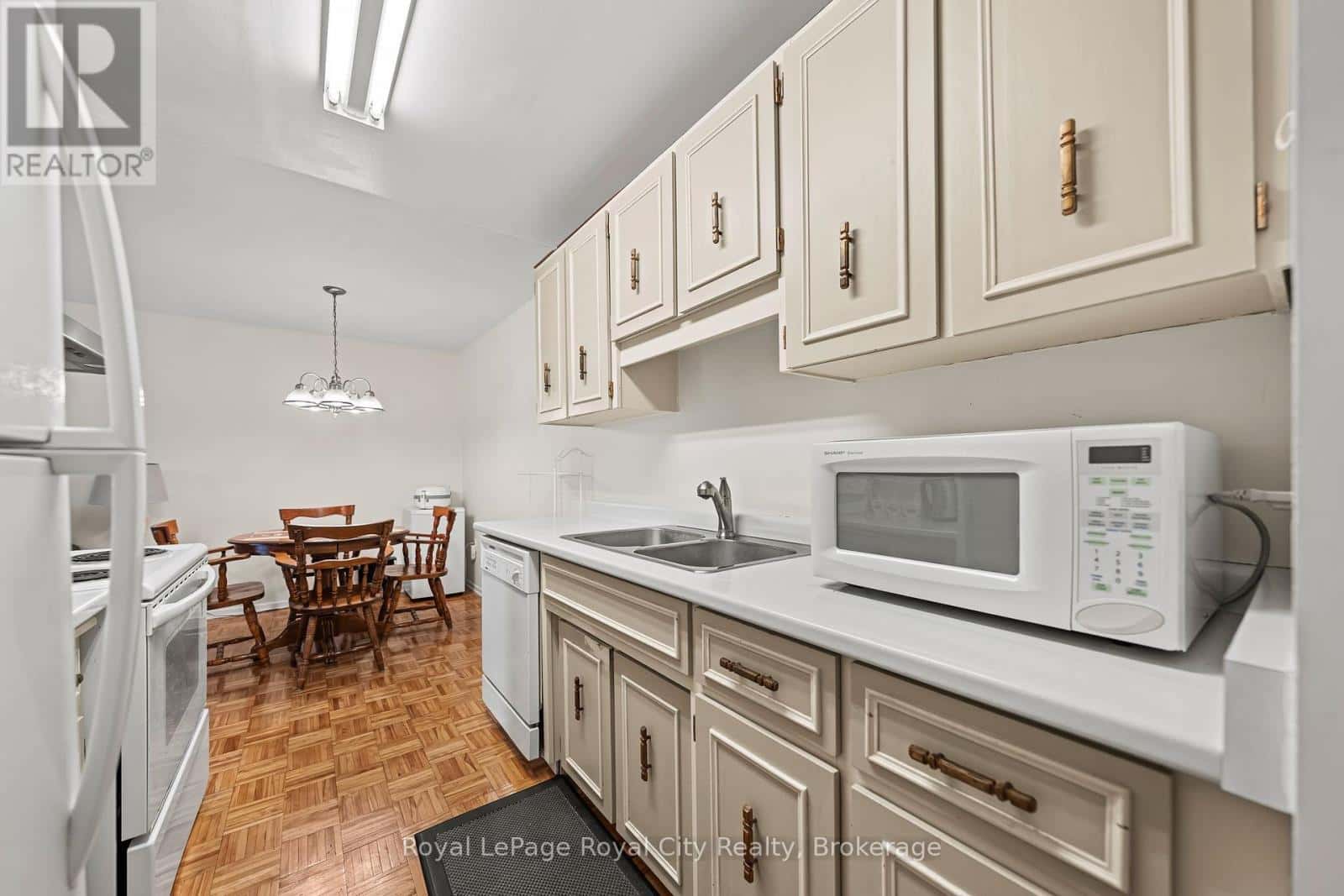 102 - 234 WILLOW ROAD — Guelph (Junction/Onward Willow), Ontario - Photo 2 of 32