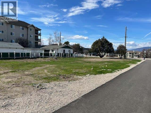 315 Froelich Road — Kelowna, British Columbia - Photo 4 of 4