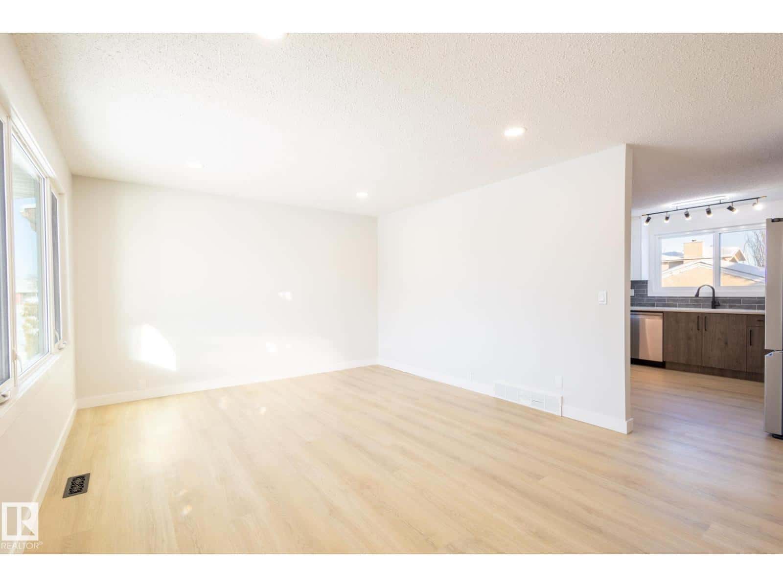 16215 102 ST NW — Edmonton, Alberta - Photo 5 of 41