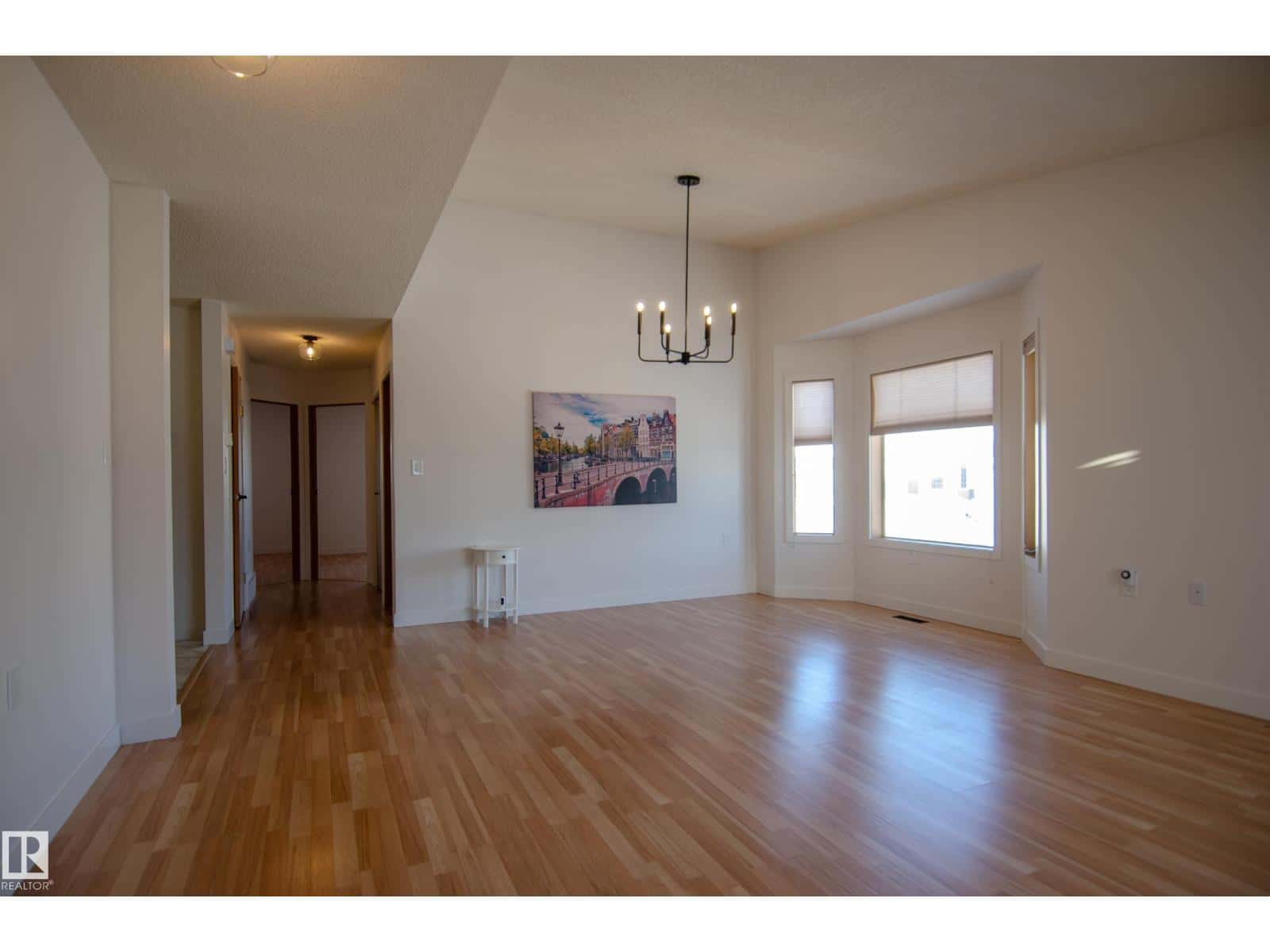 15571 59A ST NW — Edmonton, Alberta - Photo 3 of 45