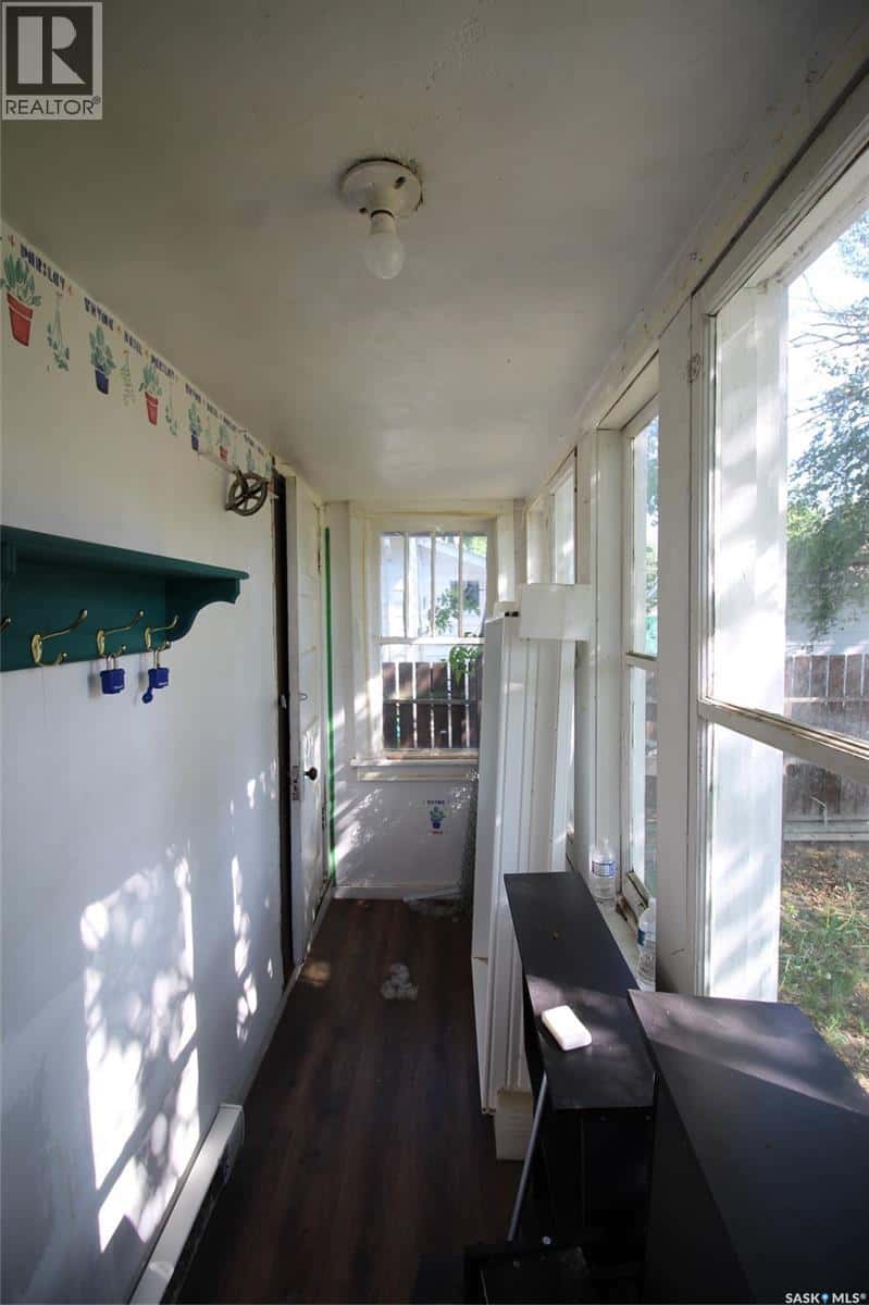 564 1st STREET W — Shaunavon, Saskatchewan - Photo 2 of 29