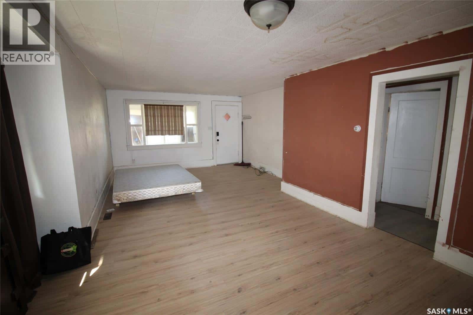 564 1st STREET W — Shaunavon, Saskatchewan - Photo 5 of 29