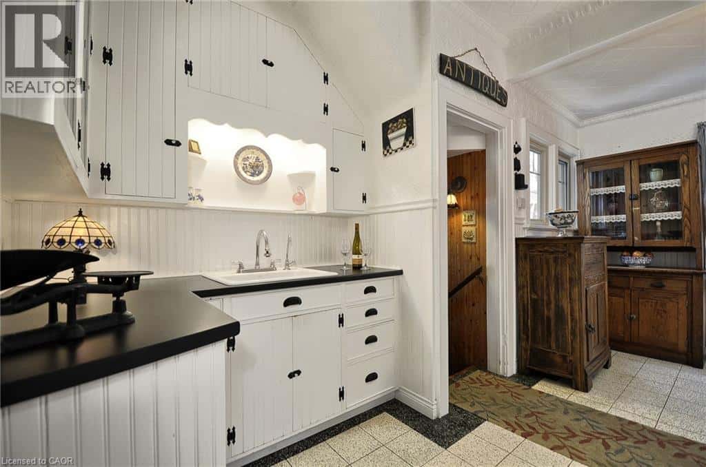 628 GARDEN Street — Cambridge, Ontario - Photo 5 of 31