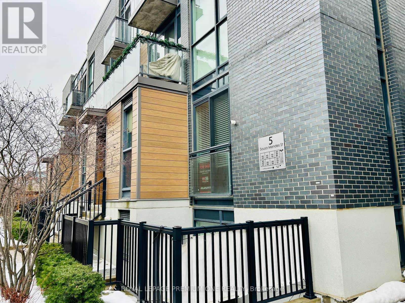 102 - 5 SOUSA MENDES STREET — Toronto (Dovercourt-Wallace Emerson-Junction), Ontario - Photo 2 of 18