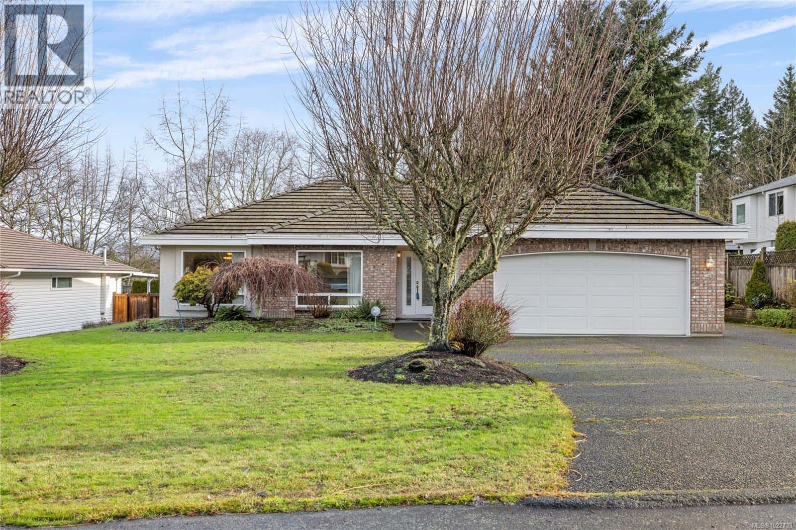 117 Denman Dr — Qualicum Beach, British Columbia - Photo 2 of 37