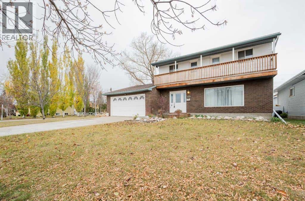 10132 93 Avenue — Grande Prairie, Alberta - Photo 3 of 34