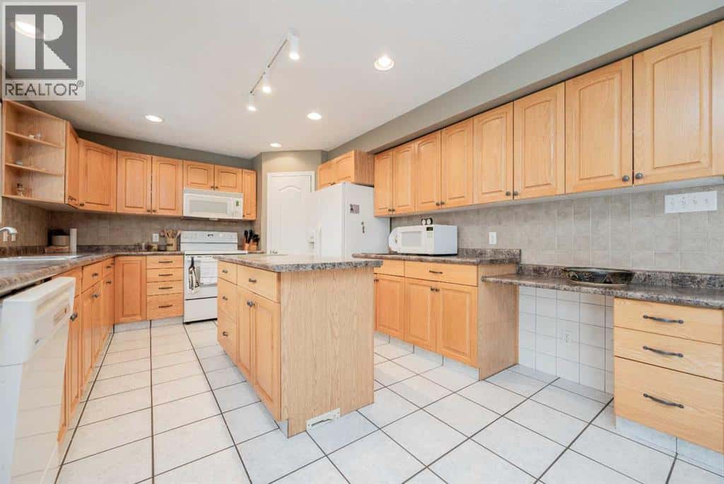 10132 93 Avenue — Grande Prairie, Alberta - Photo 4 of 34