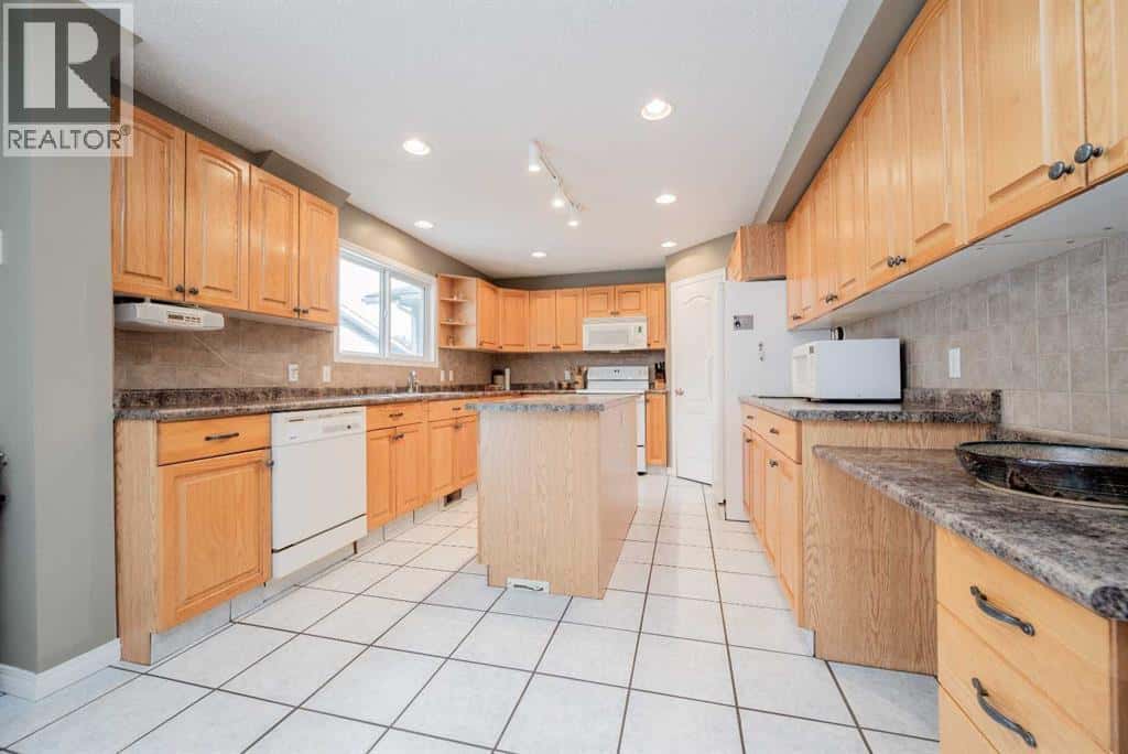 10132 93 Avenue — Grande Prairie, Alberta - Photo 5 of 34