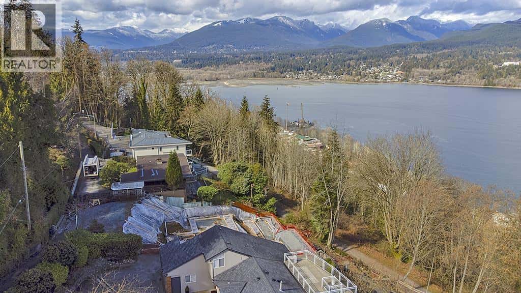 5645 HIGHFIELD DRIVE — Burnaby, British Columbia - Photo 2 of 19