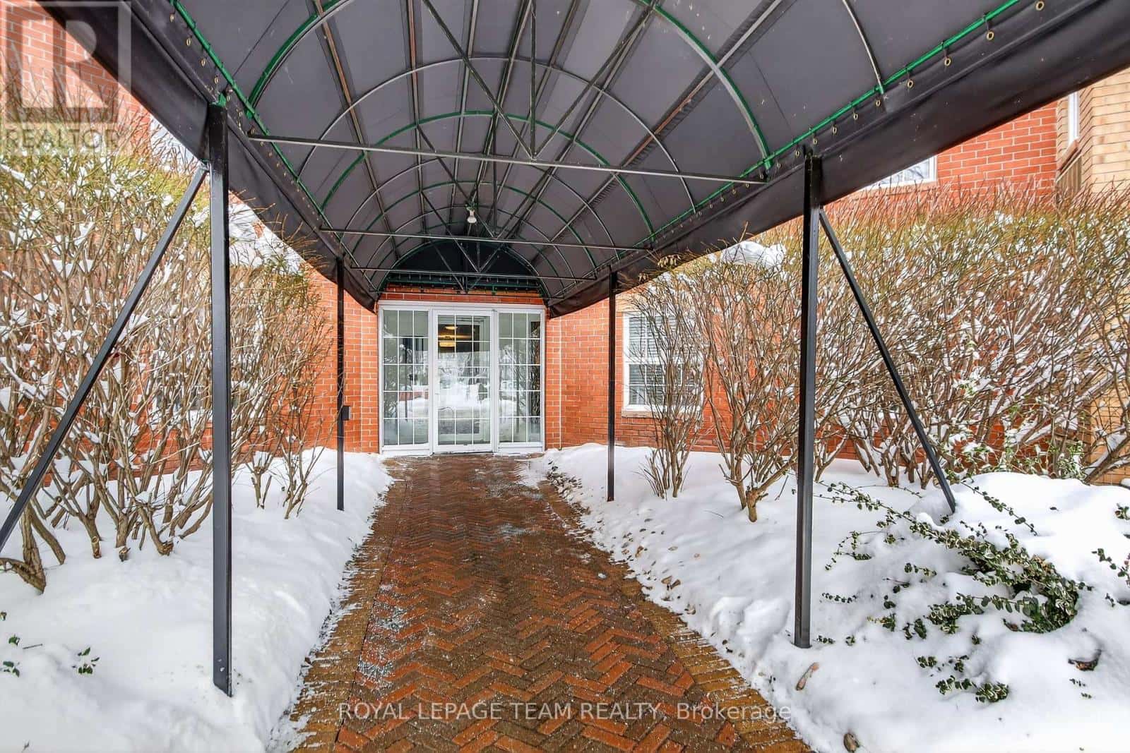 201 - 40 PEARL STREET — Smiths Falls, Ontario - Photo 2 of 31