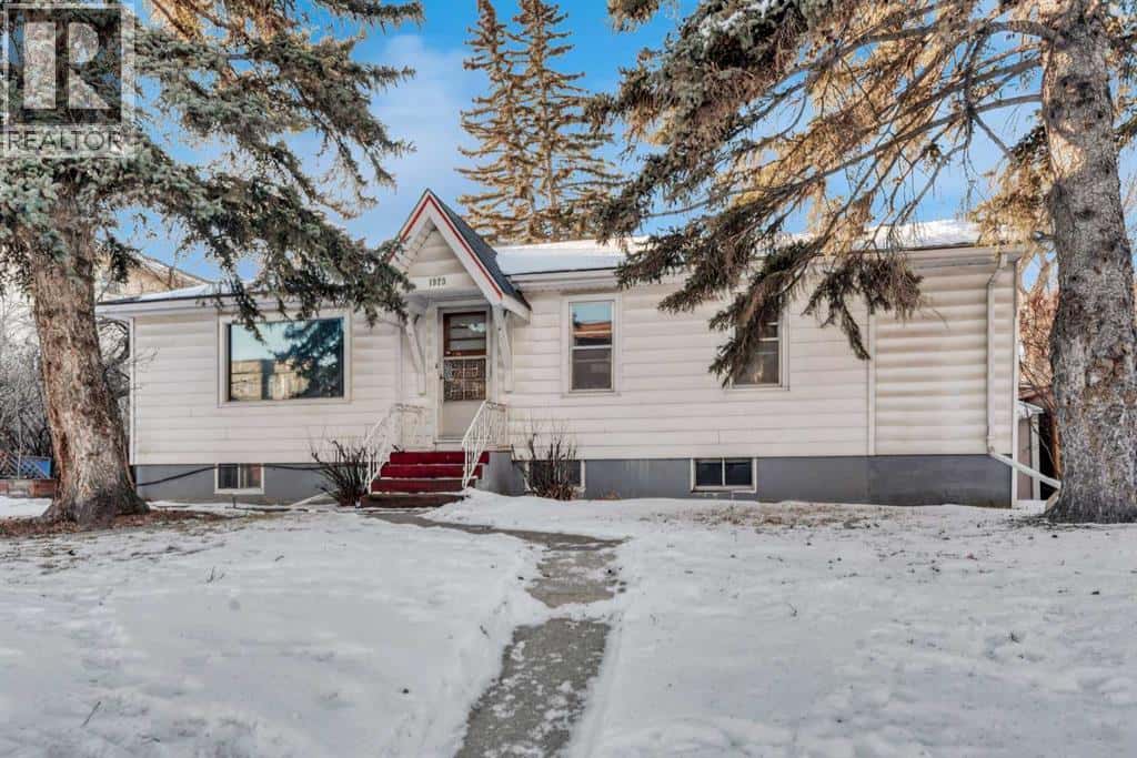 1923 25A Street SW — Calgary, Alberta - Photo 5 of 33