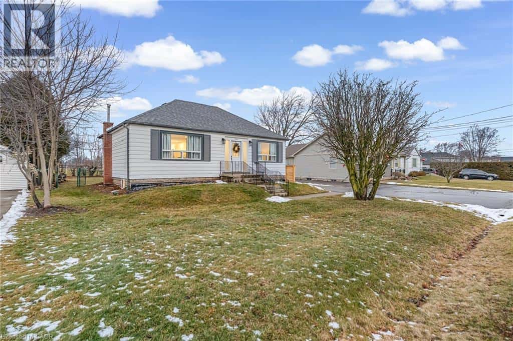 101 CORMAN Avenue — Stoney Creek, Ontario - Photo 2 of 45