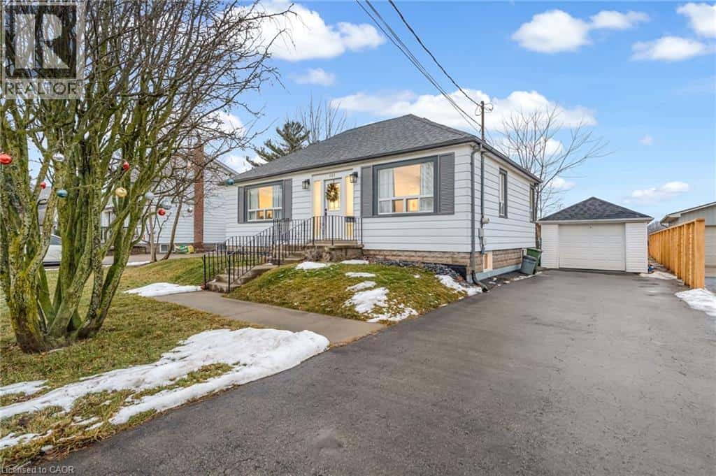 101 CORMAN Avenue — Stoney Creek, Ontario - Photo 4 of 45