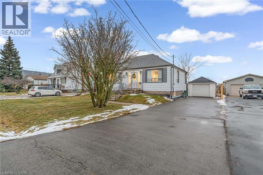 101 CORMAN Avenue — Stoney Creek, Ontario - Photo 5 of 45