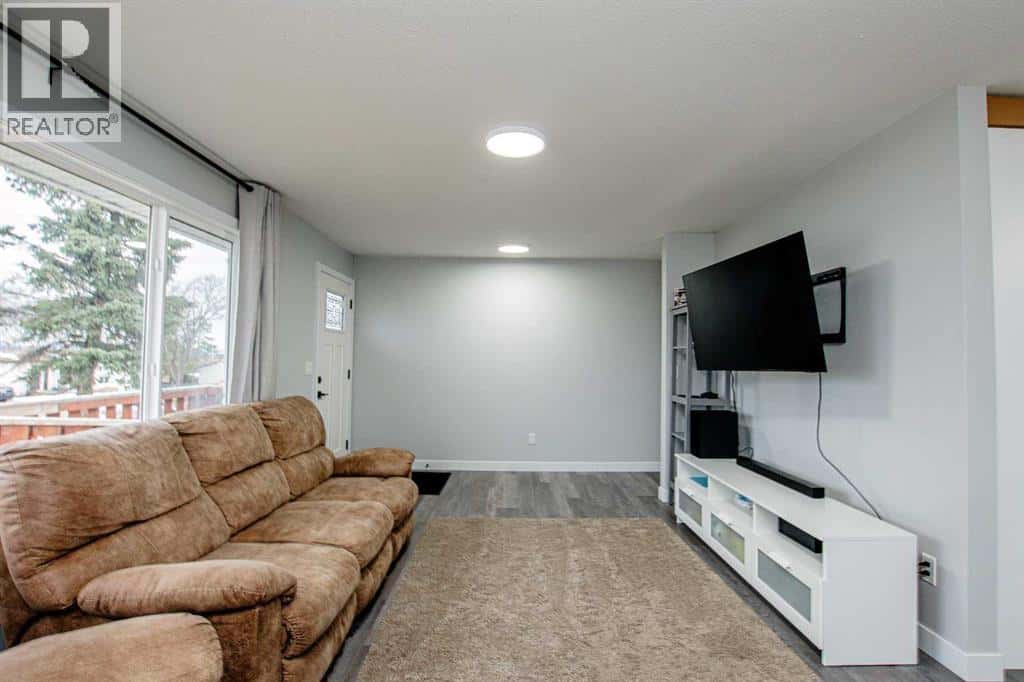 4901 51 Street — Valleyview, Alberta - Photo 3 of 41