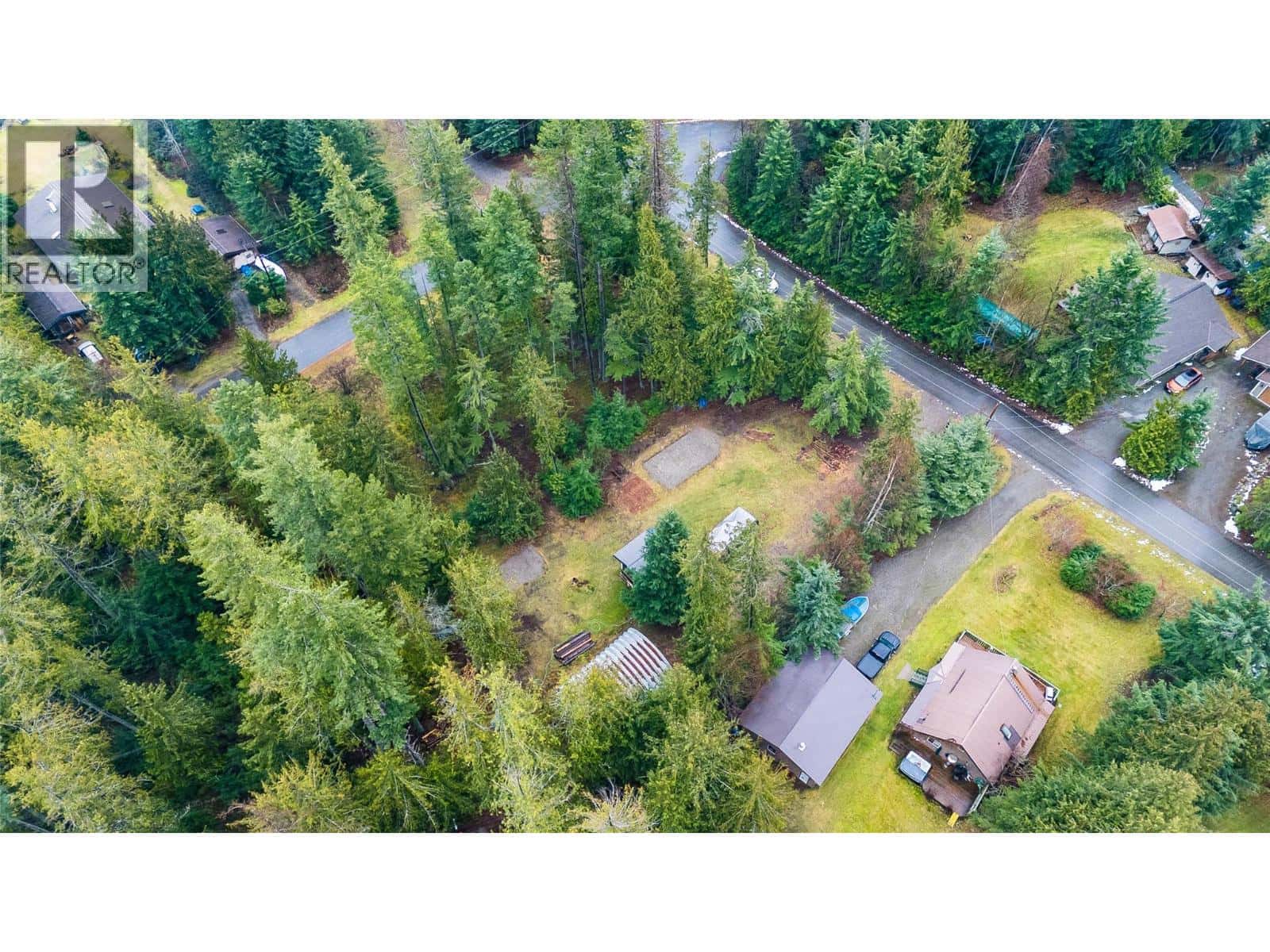 304 Nichols Drive — Schroeder Creek, British Columbia - Photo 4 of 47