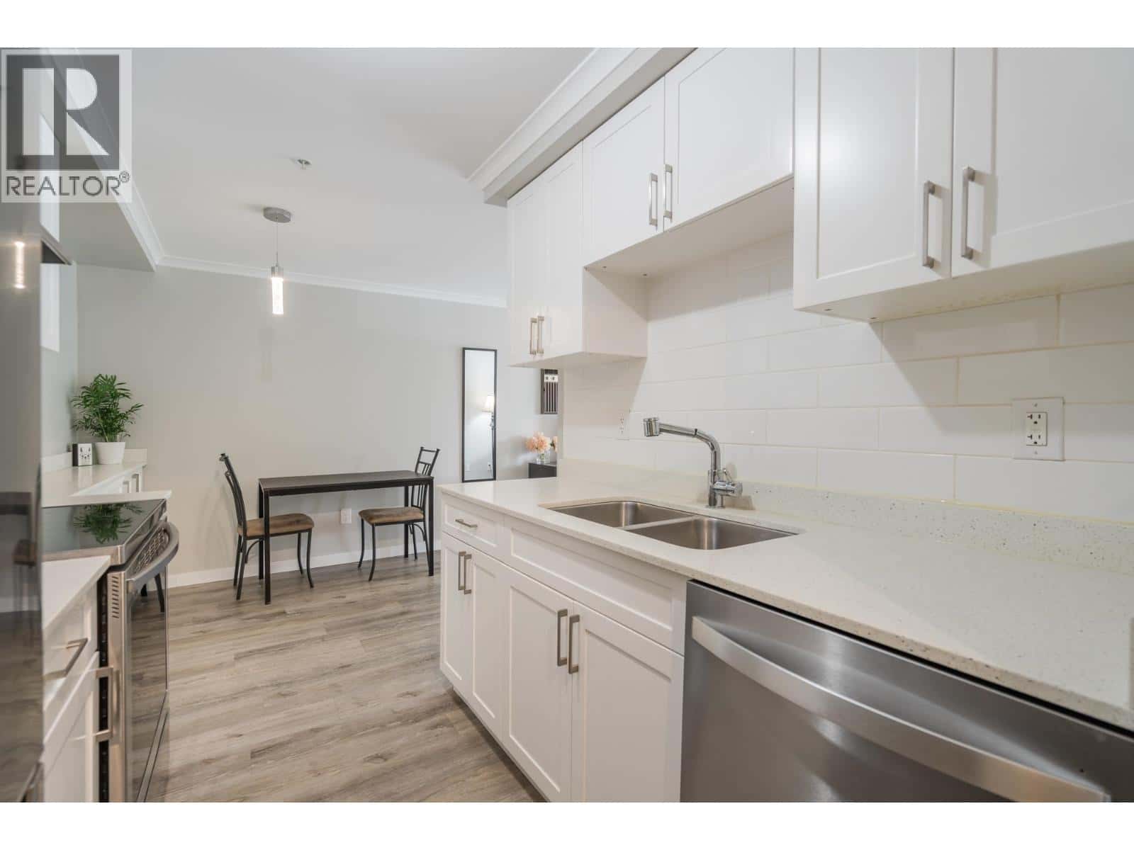 203 2036 COQUITLAM AVENUE — Port Coquitlam, British Columbia - Photo 4 of 22