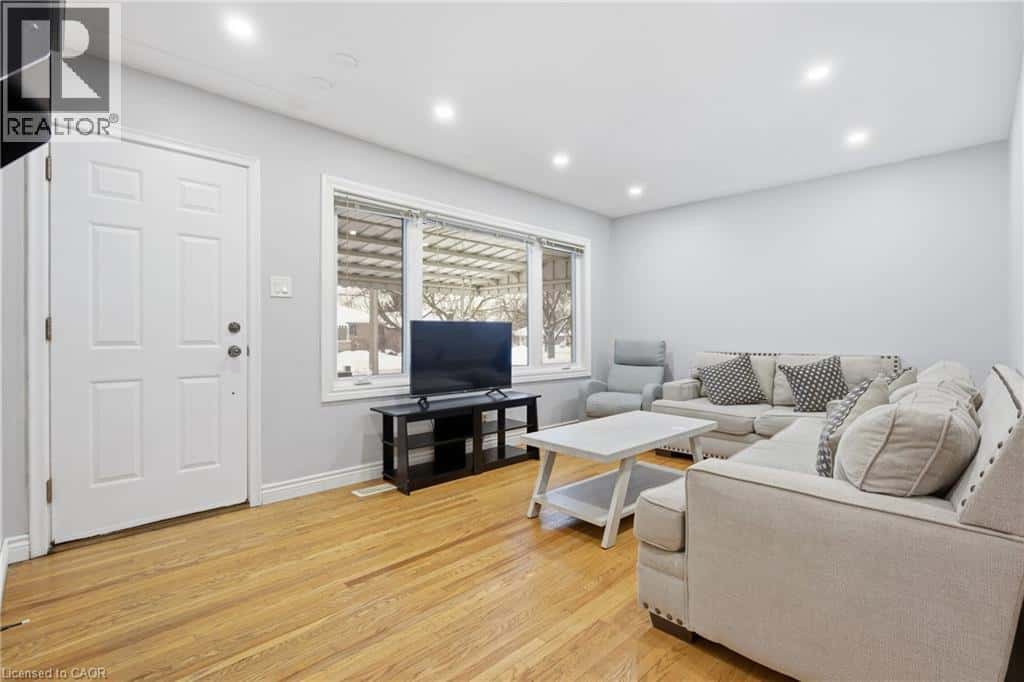 18 HARBER Avenue — Kitchener, Ontario - Photo 5 of 34