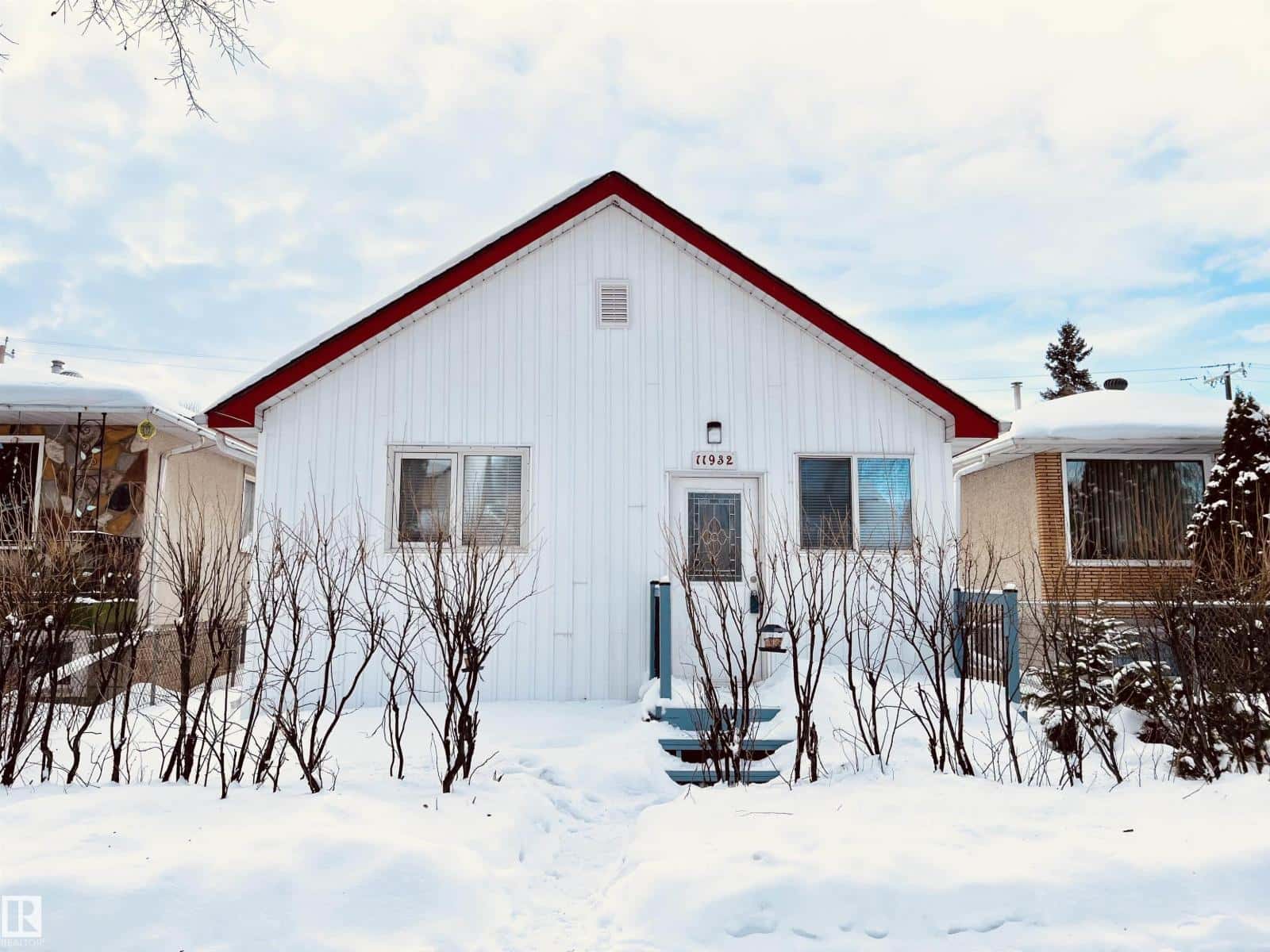 11932 91 ST NW — Edmonton, Alberta - Photo 2 of 50